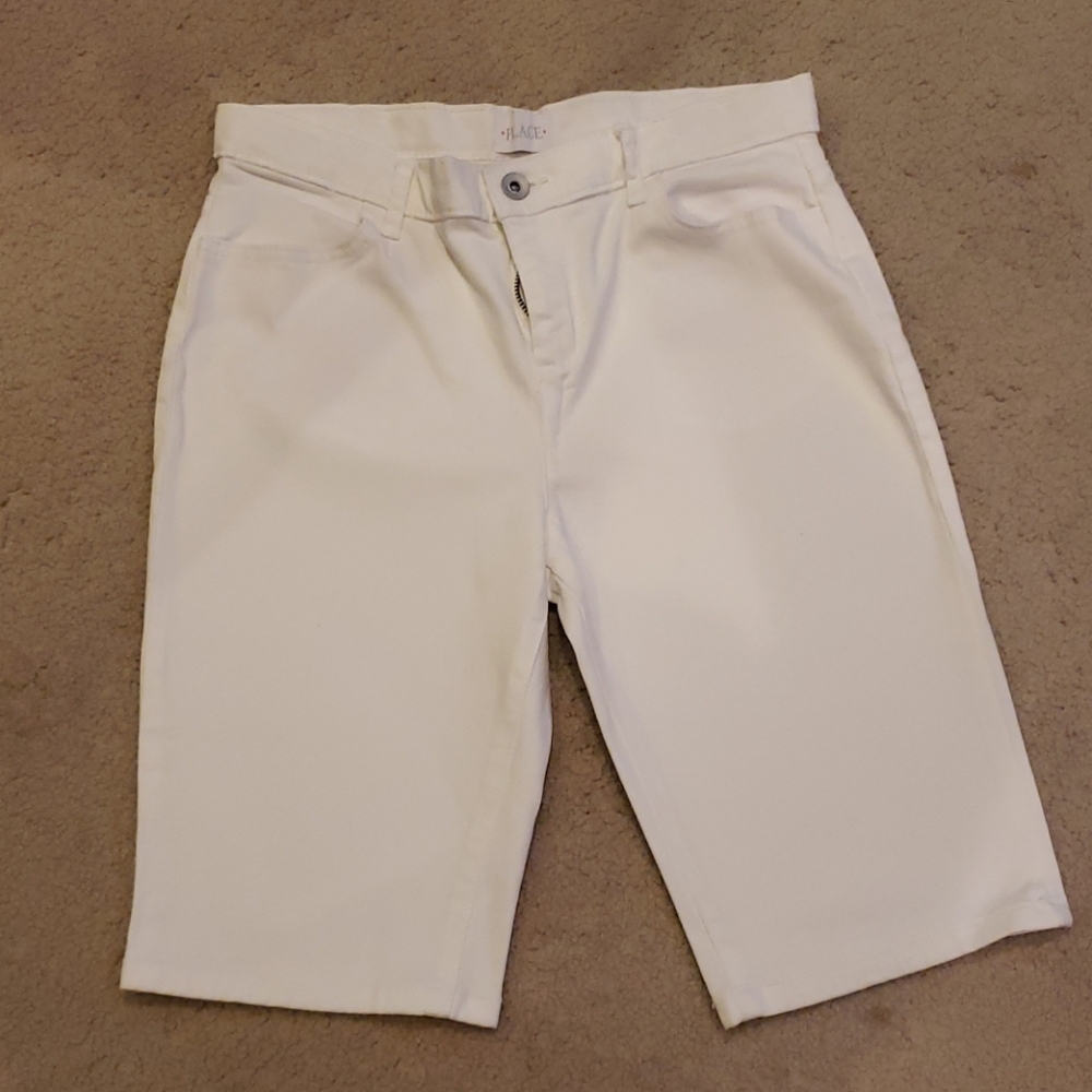 Girl's white size 16 knee shorts in great conditio